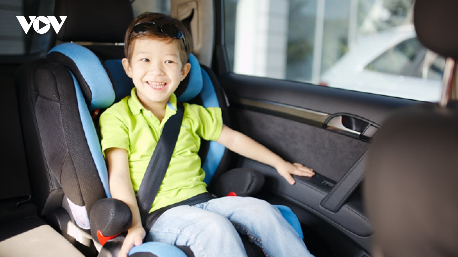 10 lưu ý quan trọng khi cho trẻ em đi xe ô tô