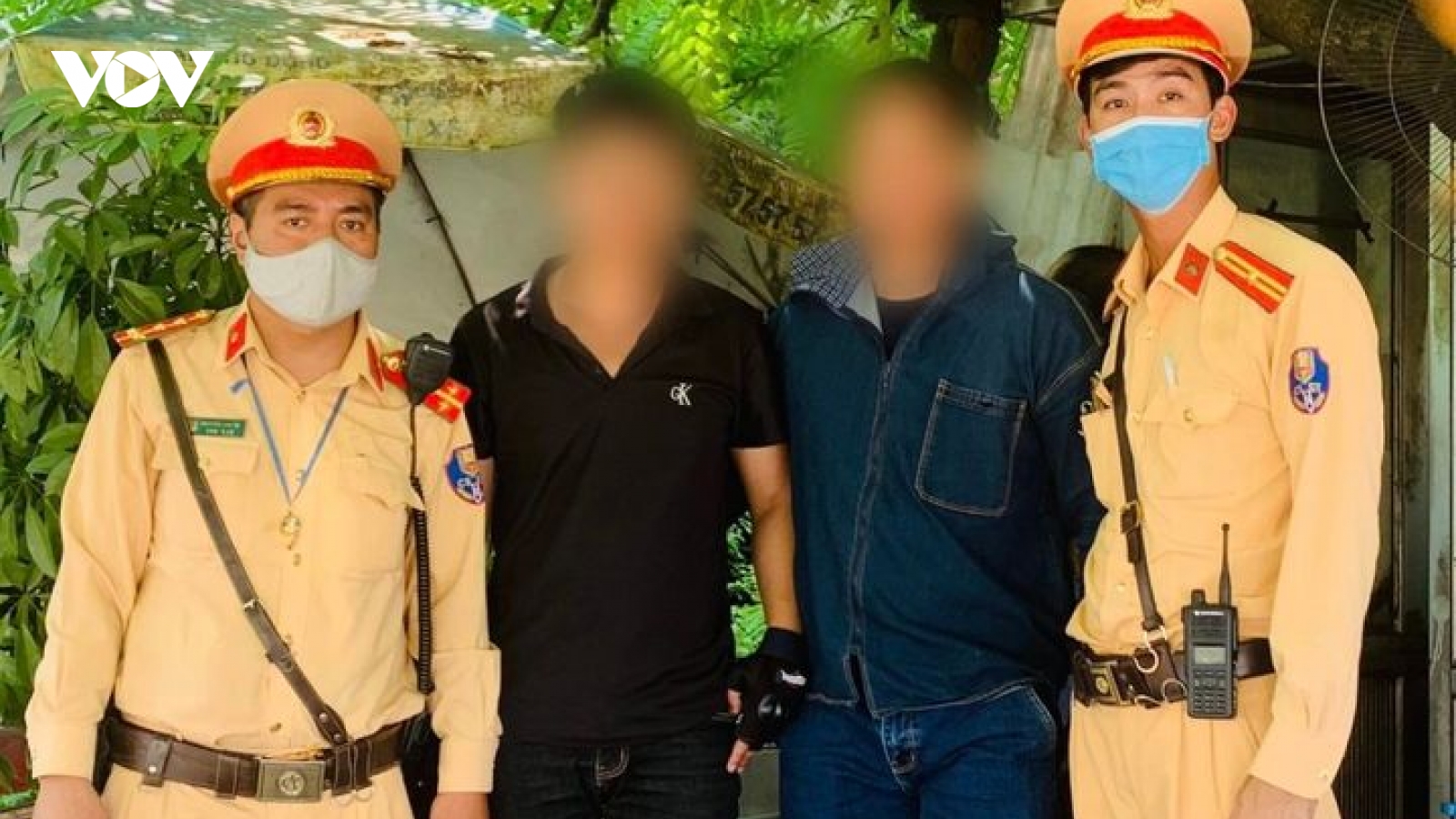 Nam thanh niên trèo qua lan can cầu Chương Dương tự tử