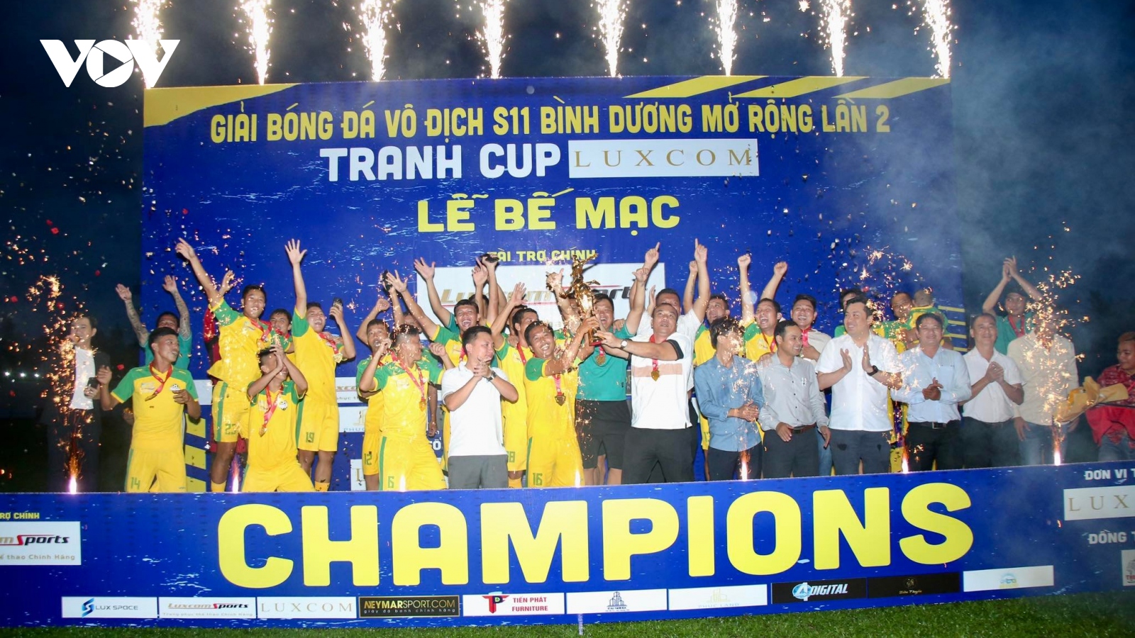 Cựu trung vệ ĐT Việt Nam vô địch giải phong trào có phần thưởng kỷ lục