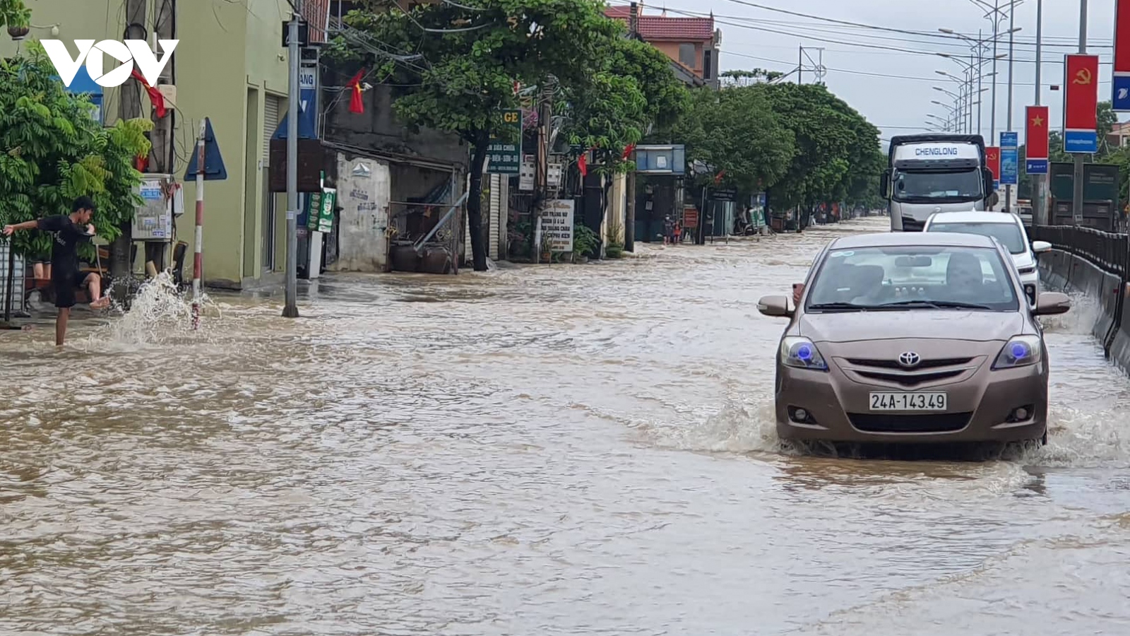 Quốc lộ 1A qua Nghệ An nhiều đoạn ngập sâu vì mưa lũ