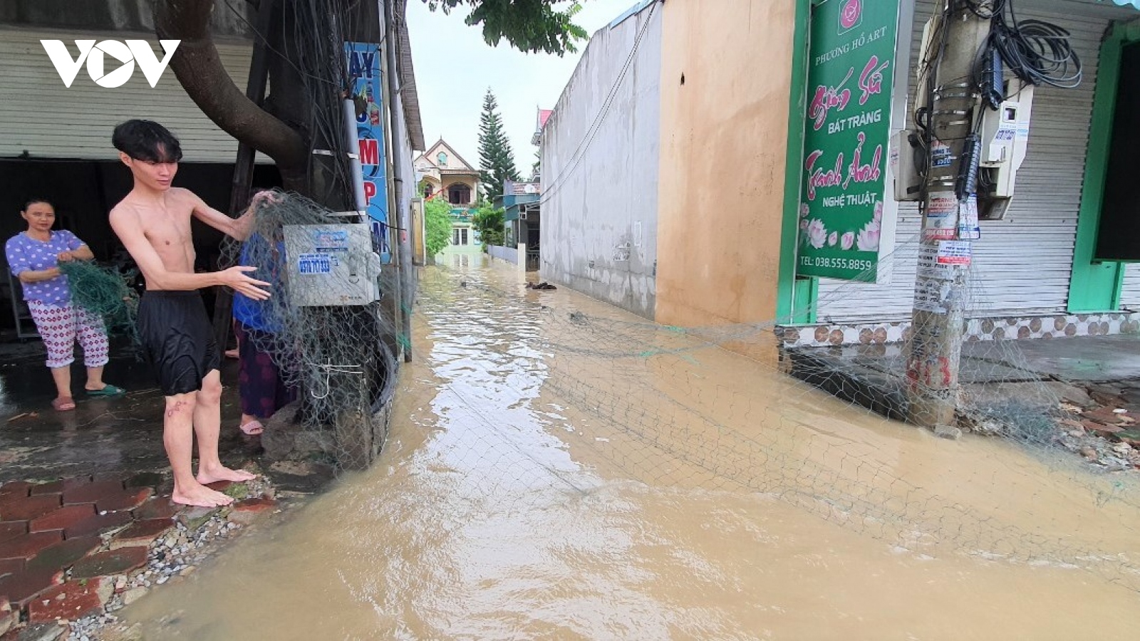 Ô tô xếp hàng bì bõm trong nước lũ trên Quốc lộ 1A