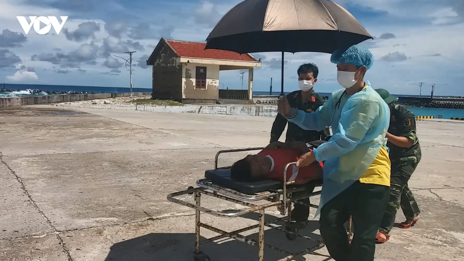 Bệnh xá đảo Song Tử Tây cấp cứu ngư dân bị giảm áp do lặn sâu