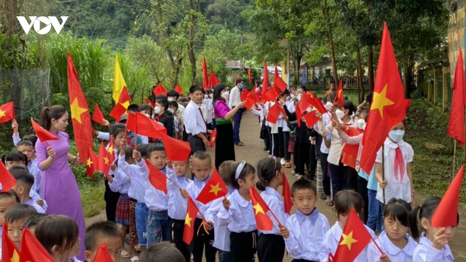 Học sinh cả nước nô nức khai giảng năm học mới