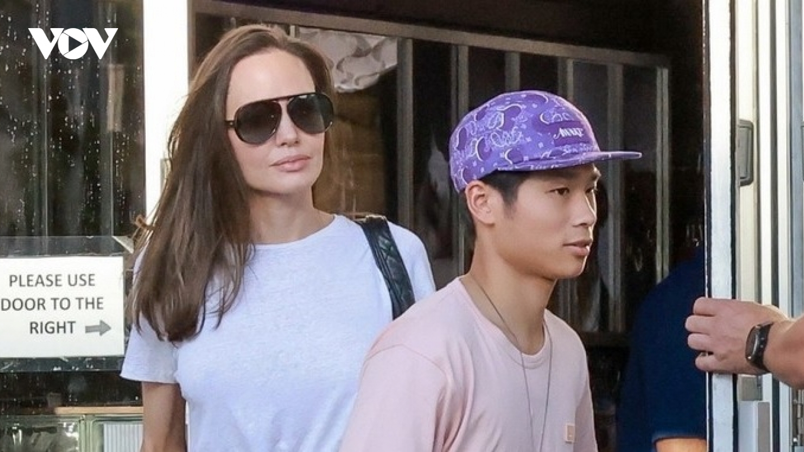 Angelina Jolie xinh đẹp đi sắm đồ cho thú cưng cùng con trai
