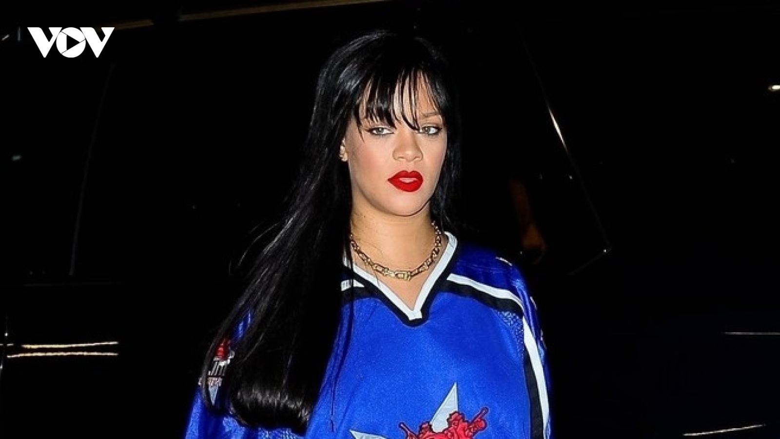Rihanna mặc đồ "quá khổ", trang điểm "trắng bệch" ra phố