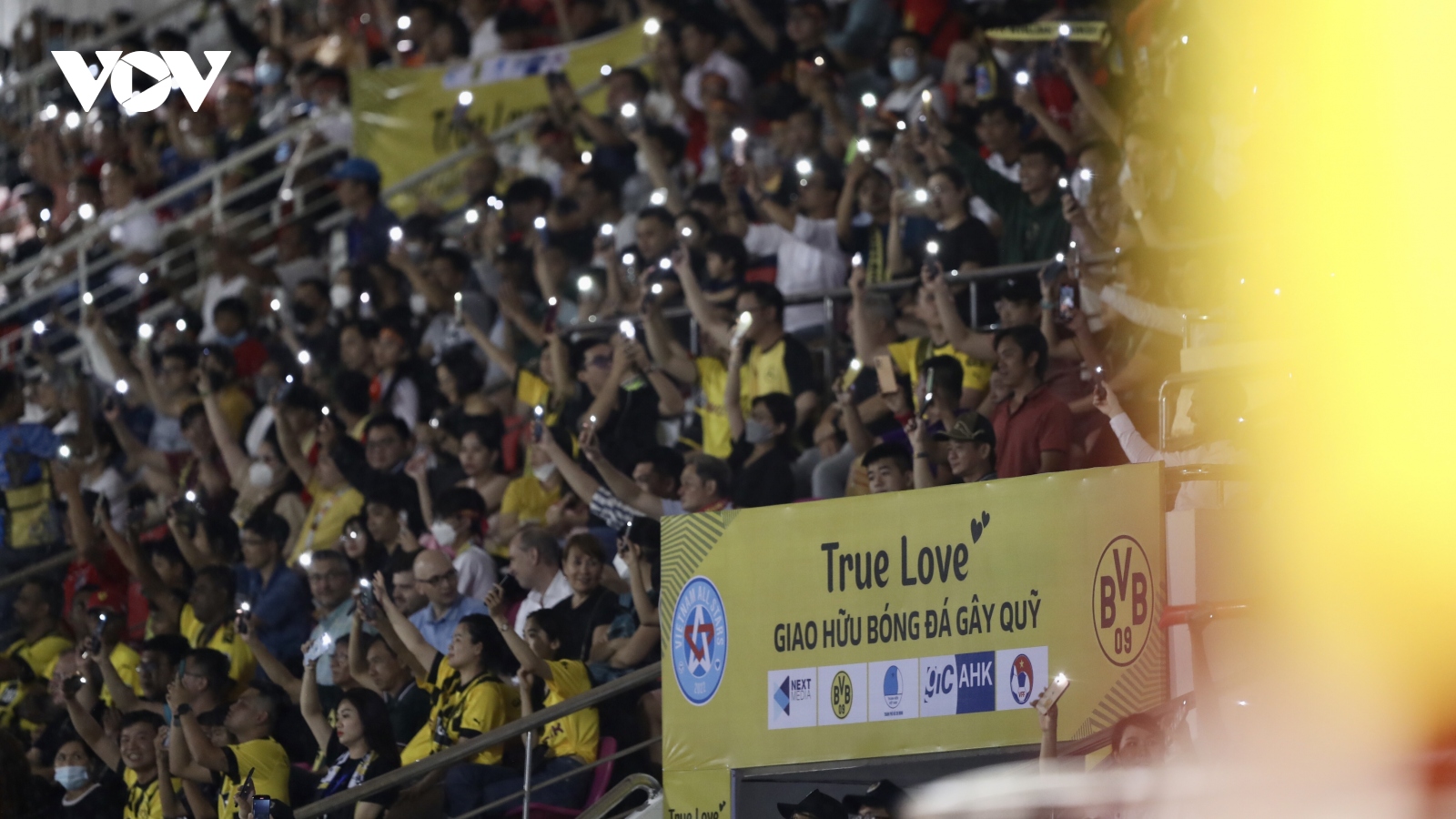Không khí cuồng nhiệt của trận đấu Ngôi sao Việt Nam gặp Huyền thoại Dortmund