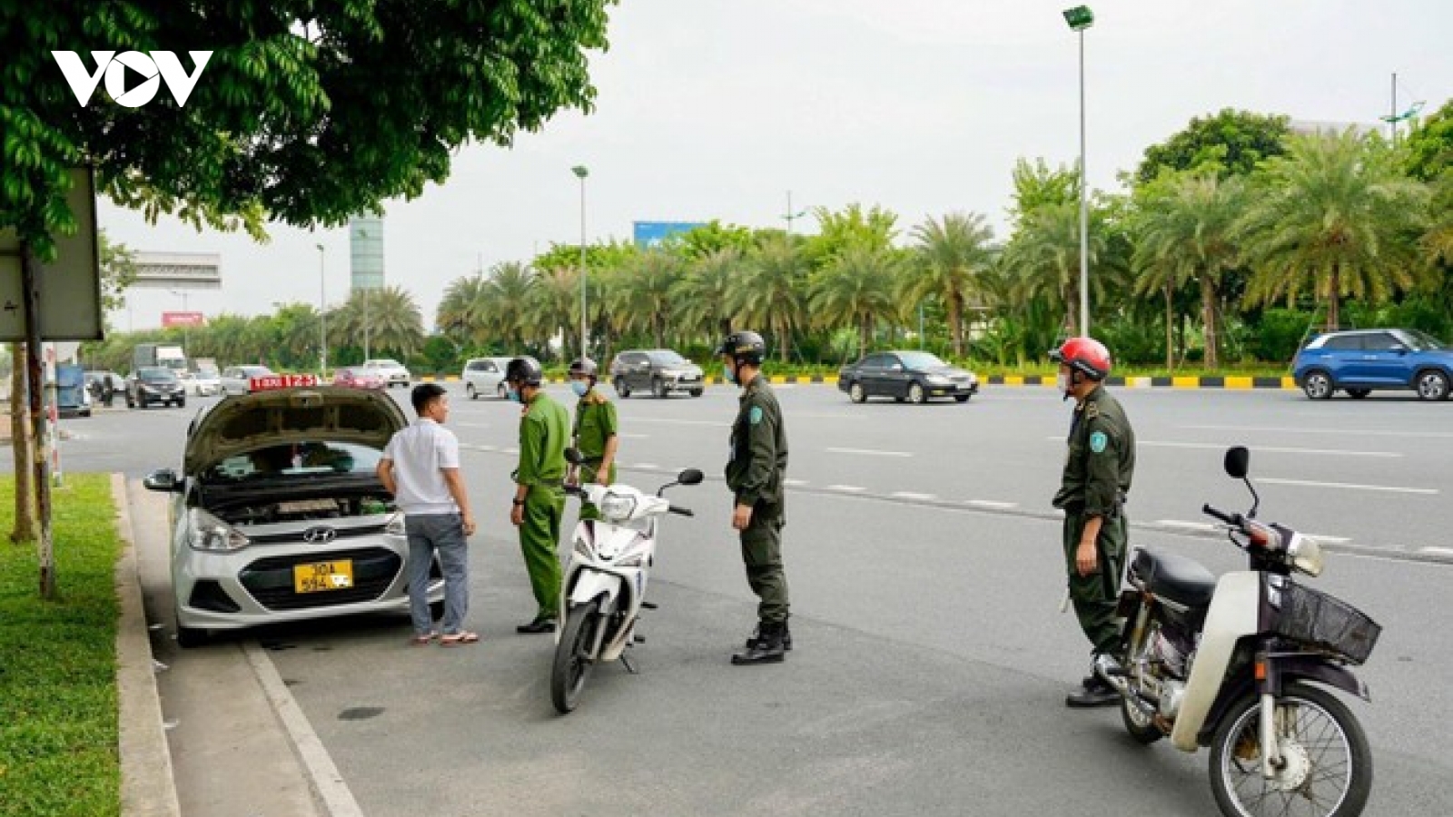 Lái xe taxi 123 dùng tua-vít đâm nhân viên an ninh sân bay quốc tế Nội Bài