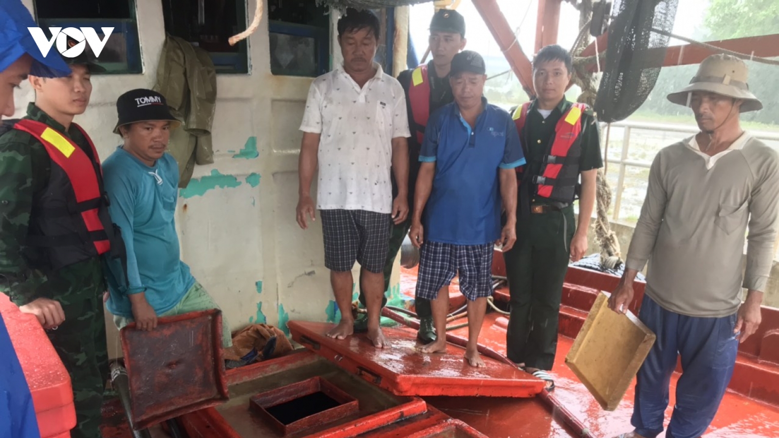 Biên phòng Phú Quốc bắt tàu chở 7.000 lít dầu DO trái phép