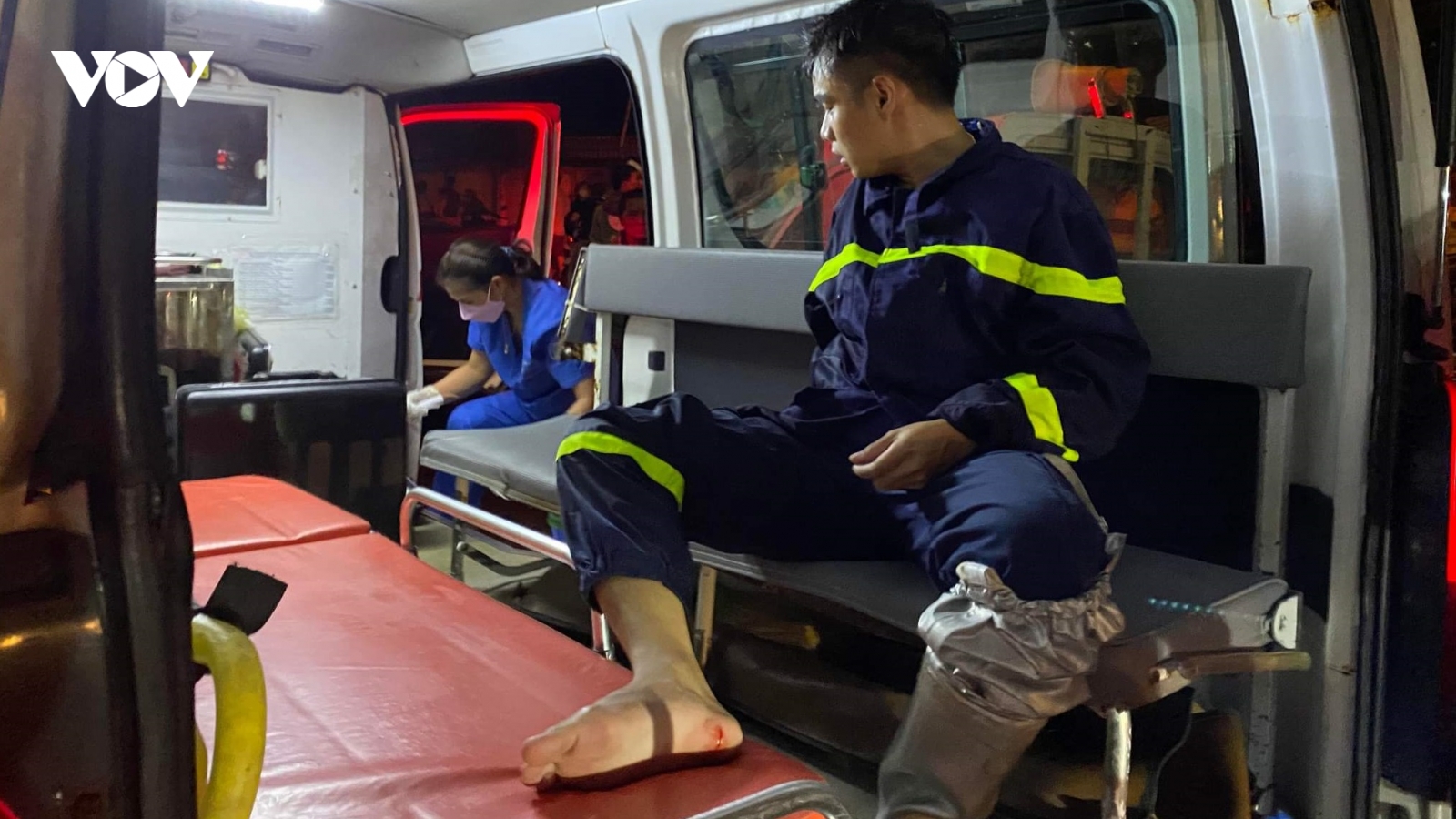 2 cảnh sát PCCC bị thương khi chữa cháy 3 ki ốt ở phố Nhân Hòa, Hà Nội