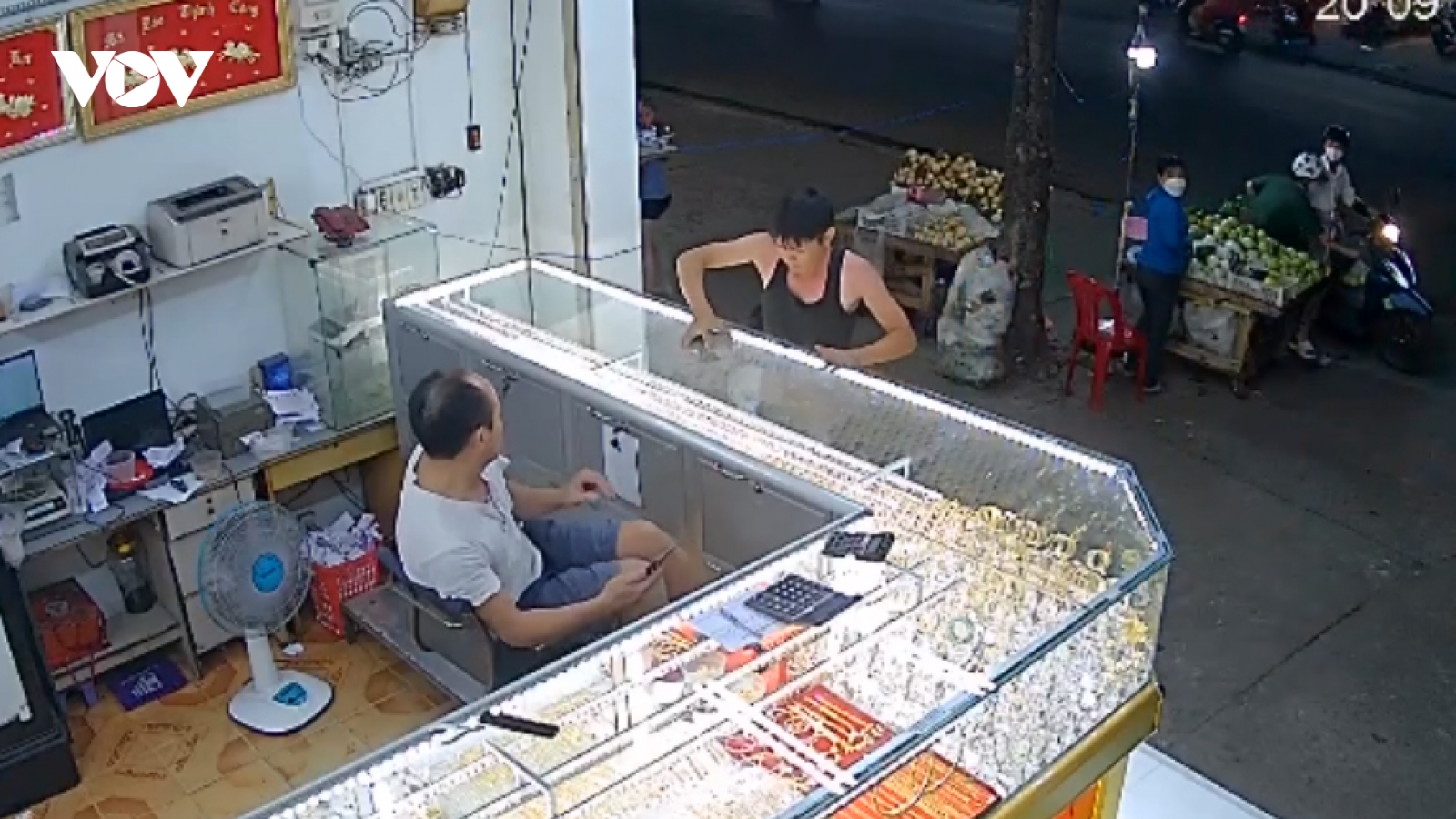 Công an kêu gọi người dân trả lại vàng trong vụ đập tủ ném vàng ra đường