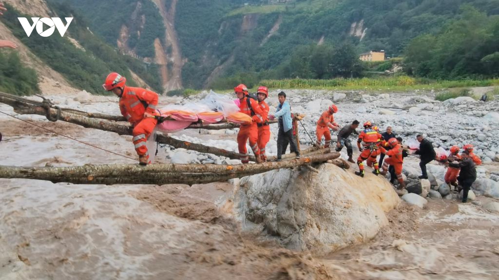 Trung Quốc dốc toàn lực cứu hộ nạn nhân động đất ở Tứ Xuyên