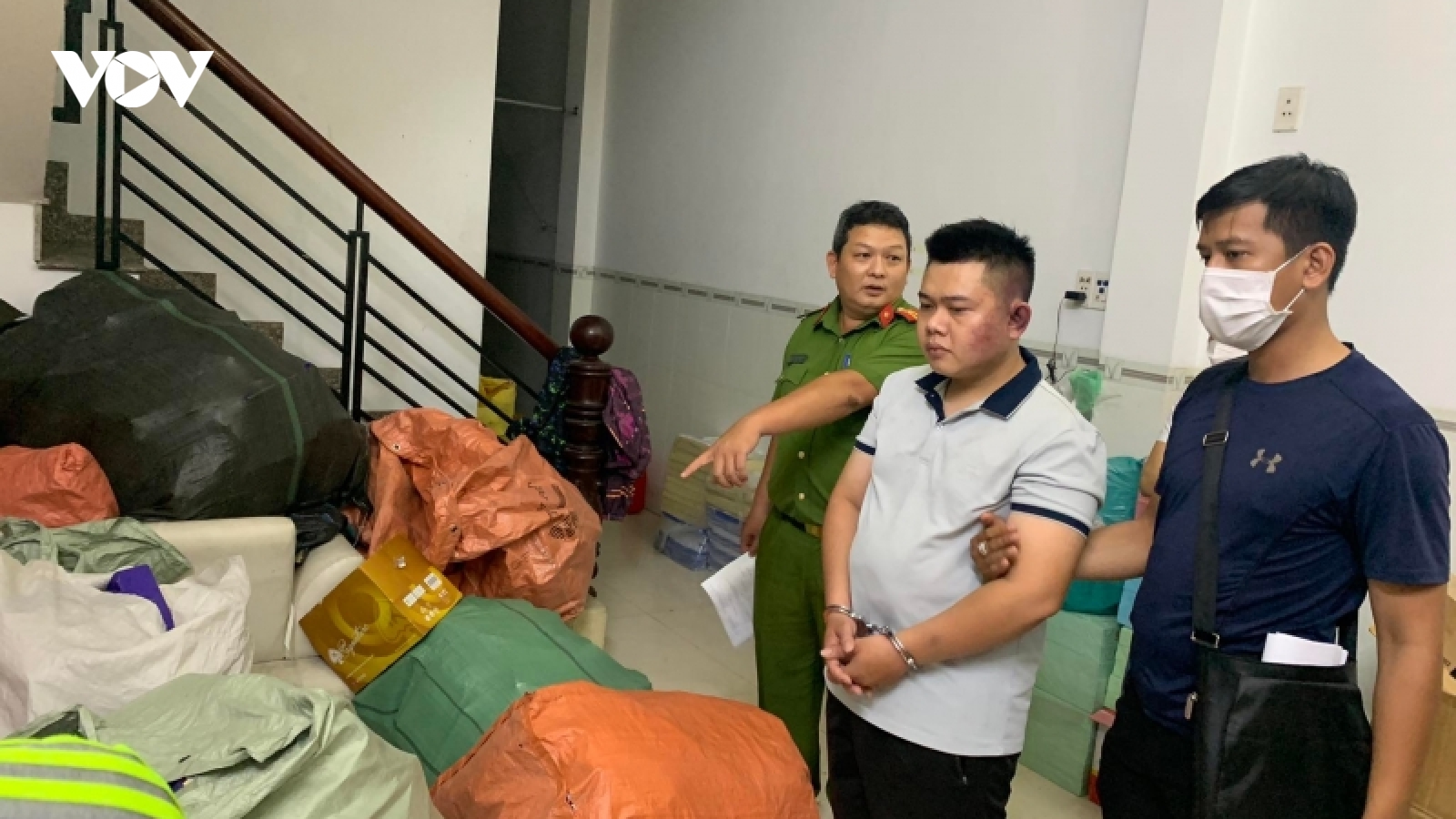 Thủ đoạn của nhóm giả danh ngân hàng lừa đảo quy mô lớn ở TP.HCM