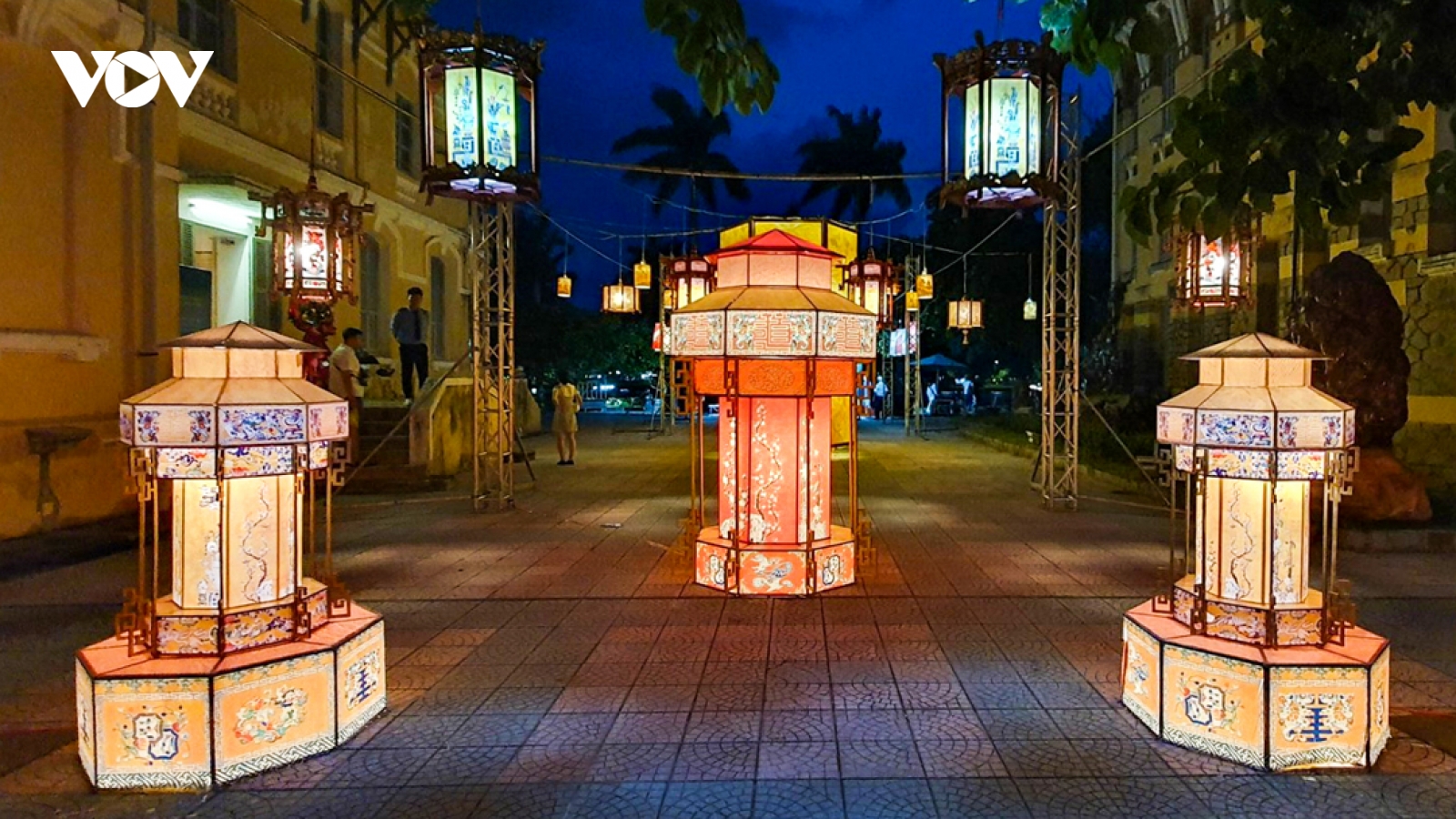 Lung linh đèn lồng trung thu xứ Huế