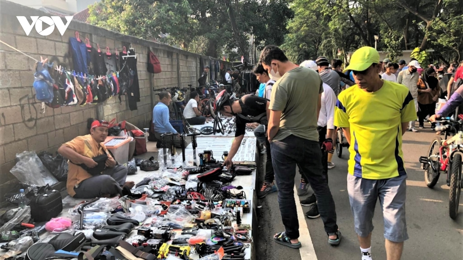 Tăng giá nhiên liệu, Indonesia hỗ trợ tiền mặt cho dân nghèo