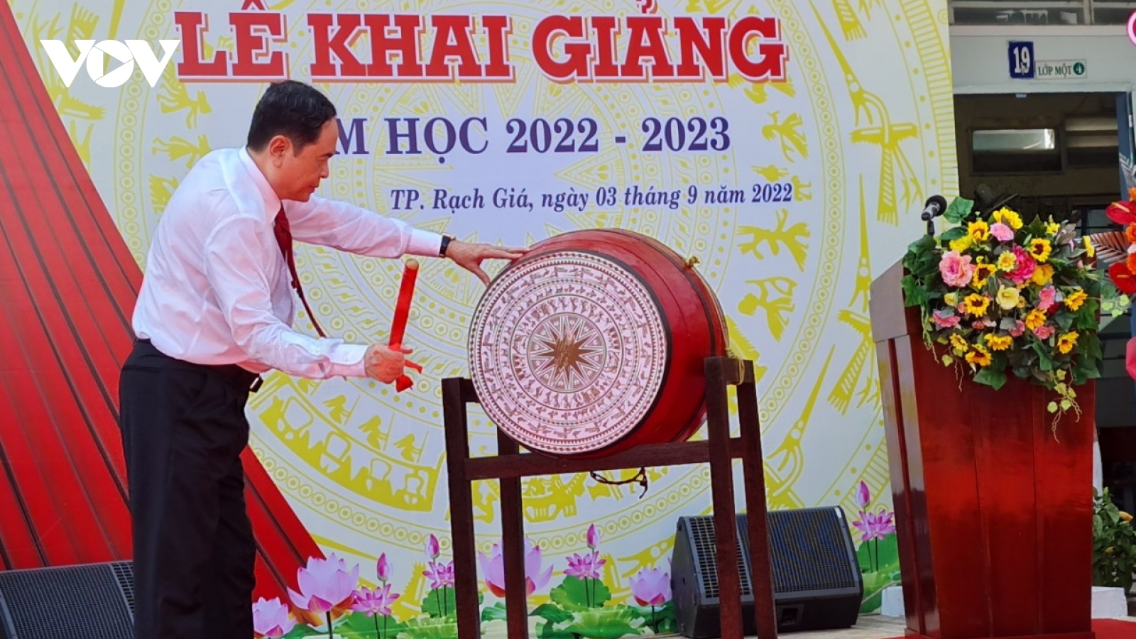 Phó Chủ tịch Thường trực Quốc hội đánh trống khai giảng năm học tại Kiên Giang
