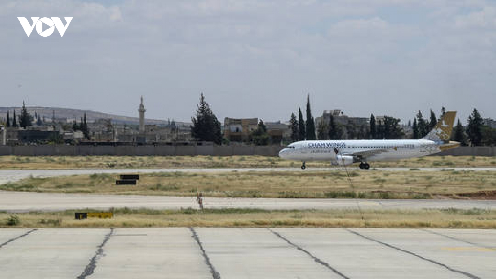 Israel tấn công sân bay quốc tế Aleppo của Syria