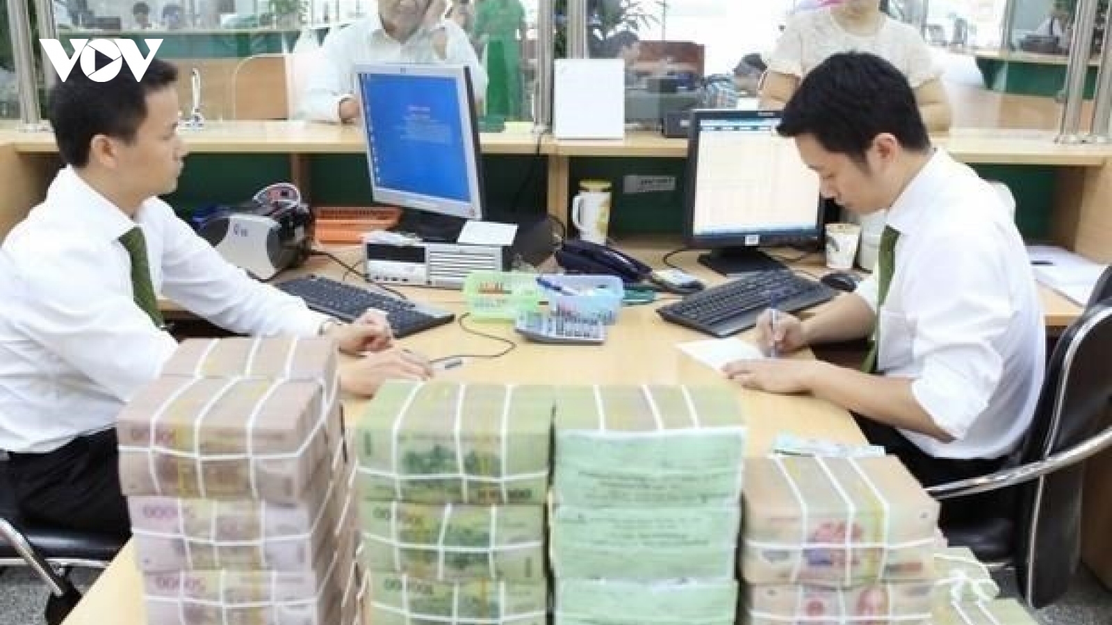 8 tháng, ngân sách nhà nước bội thu gần 252.000 tỷ đồng