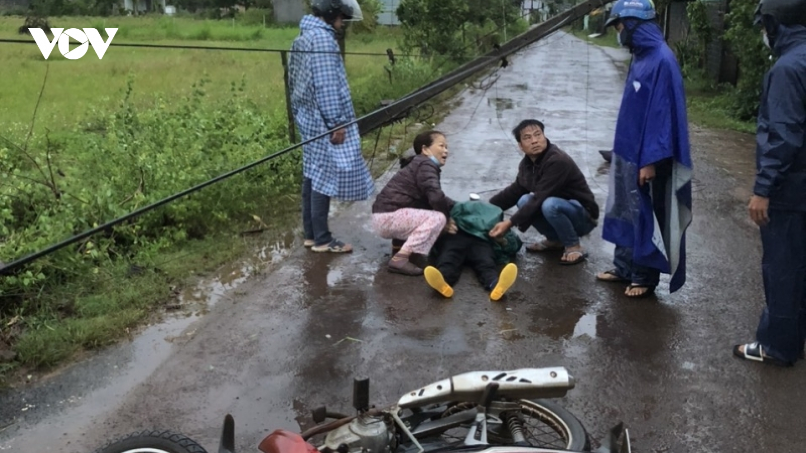 Một phụ nữ tử vong vì tông xe máy vào cột điện đổ do bão