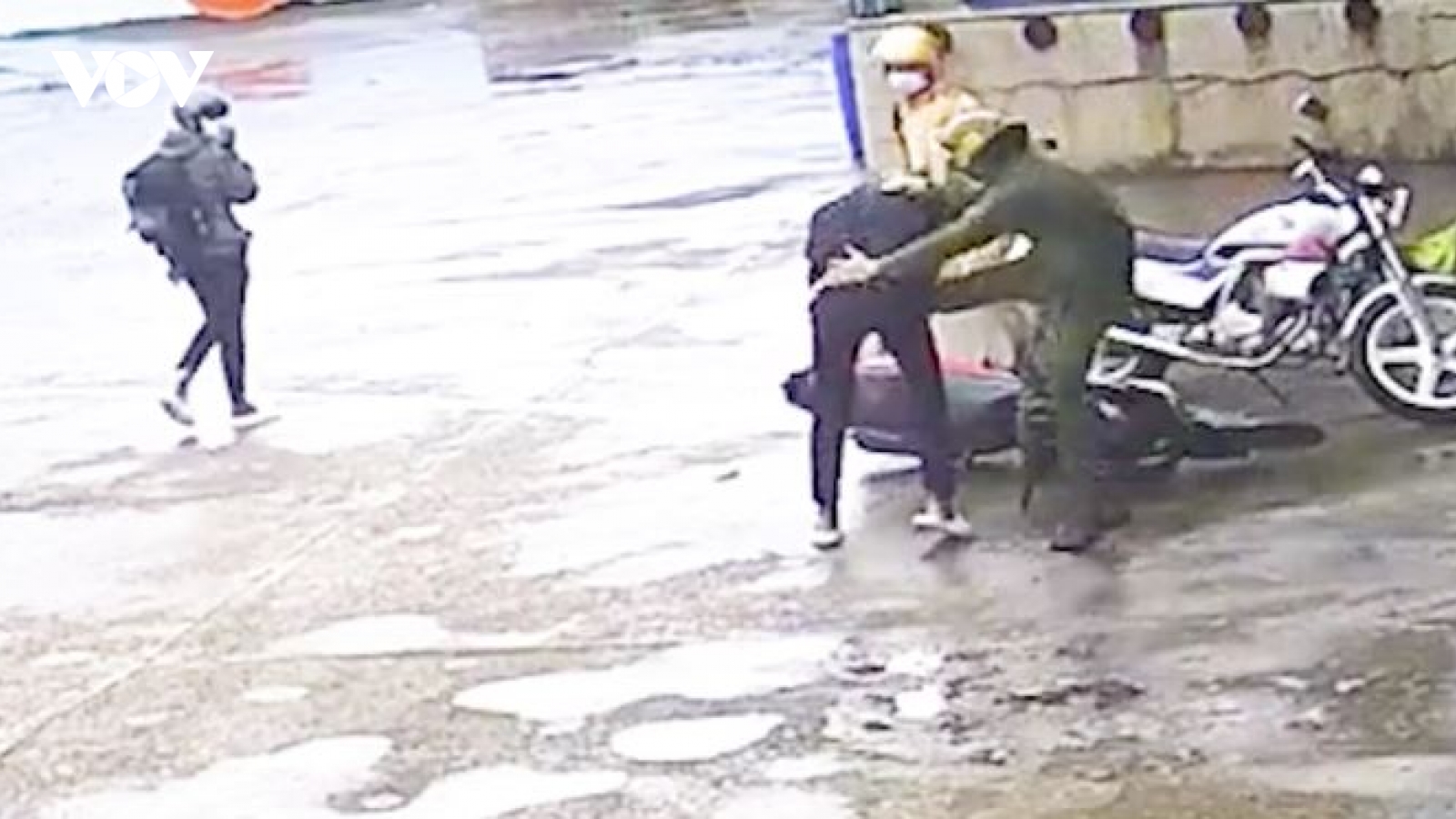 Công an Sóc Trăng xác minh làm rõ clip ghi cảnh người mặc đồng phục đánh người