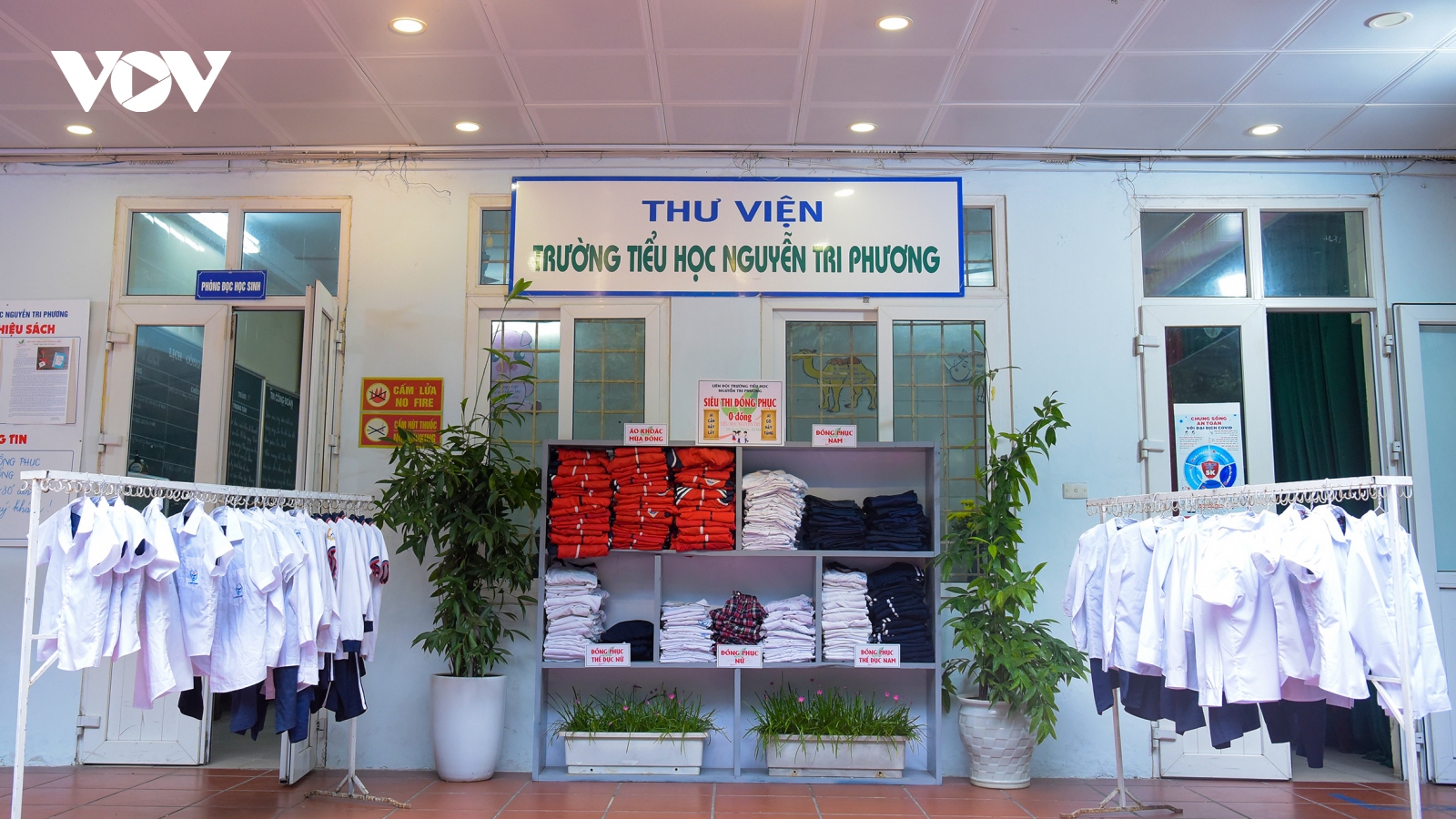 Học sinh Hà Nội hồ hởi tham gia “Siêu thị mini 0 đồng” tại trường học 