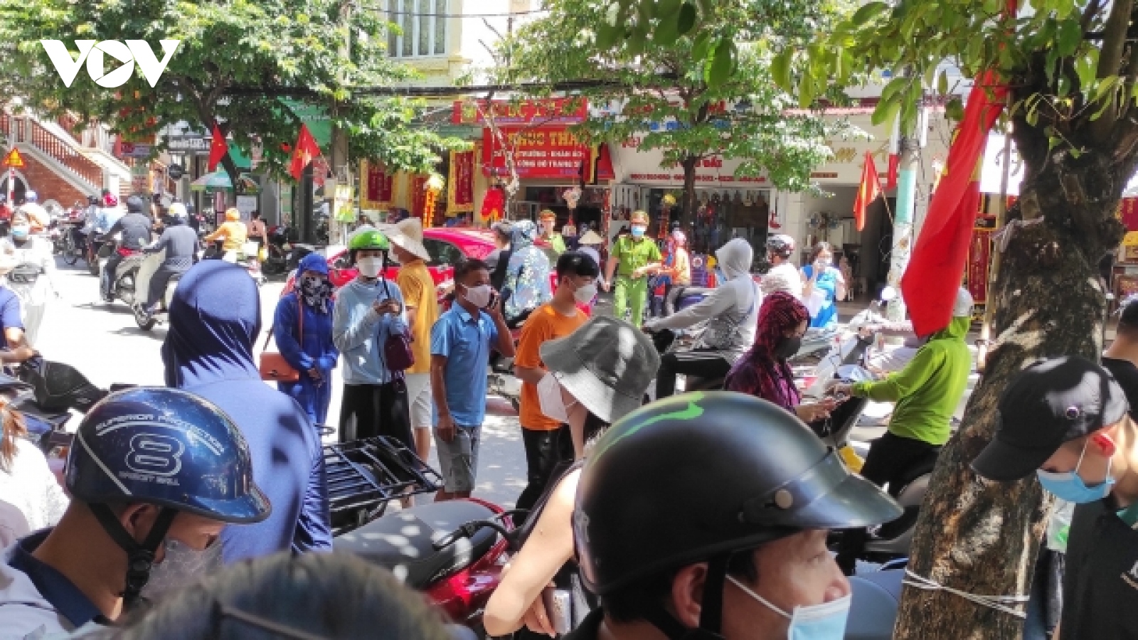 Người dân xếp hàng mua bánh Trung thu