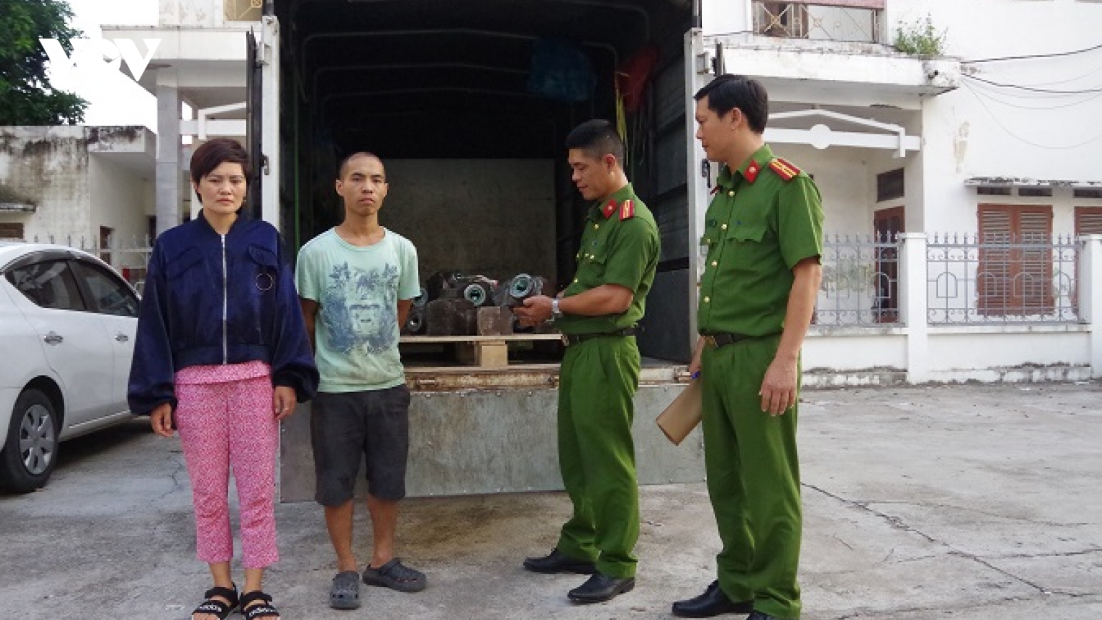 Cặp vợ chồng hờ trộm hơn 20 khuôn ép kim loại của công ty mang đi bán