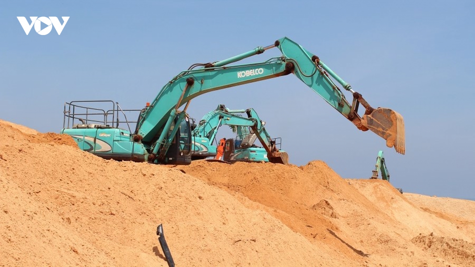 Tìm kiếm nạn nhân trong núi cát khổng lồ sau vụ sạt lở ở Bình Thuận