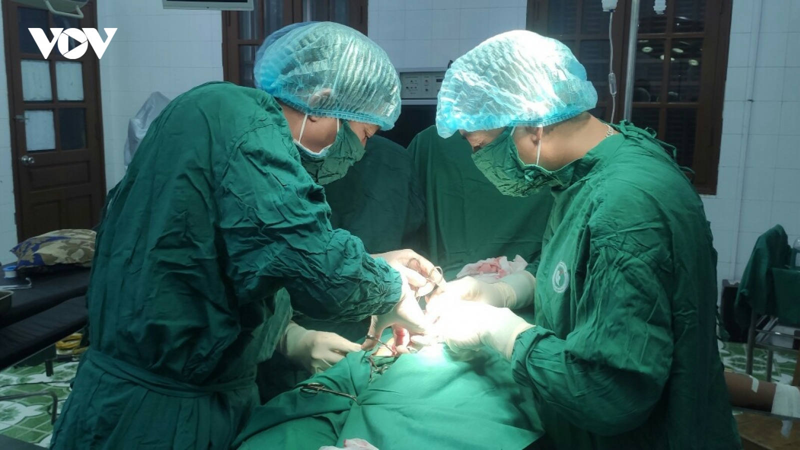 Ngư dân bị viêm ruột thừa cấp được mổ cấp cứu trên đảo Bạch Long Vĩ