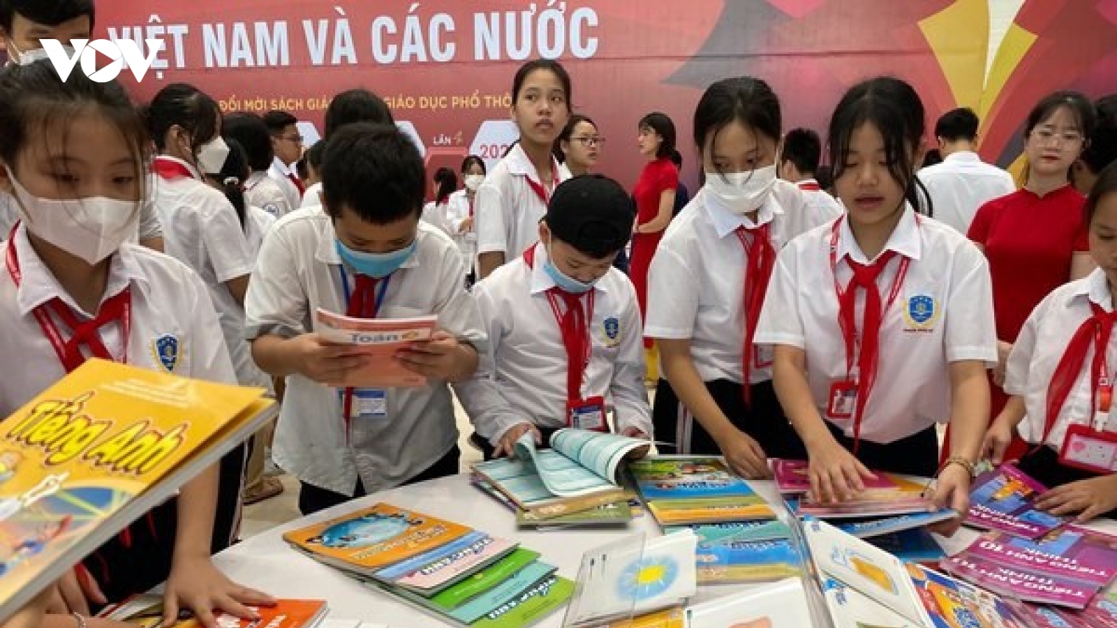 Trích 3.500 tỷ mua SGK cho học sinh mượn - Làm thế nào để không lãng phí?