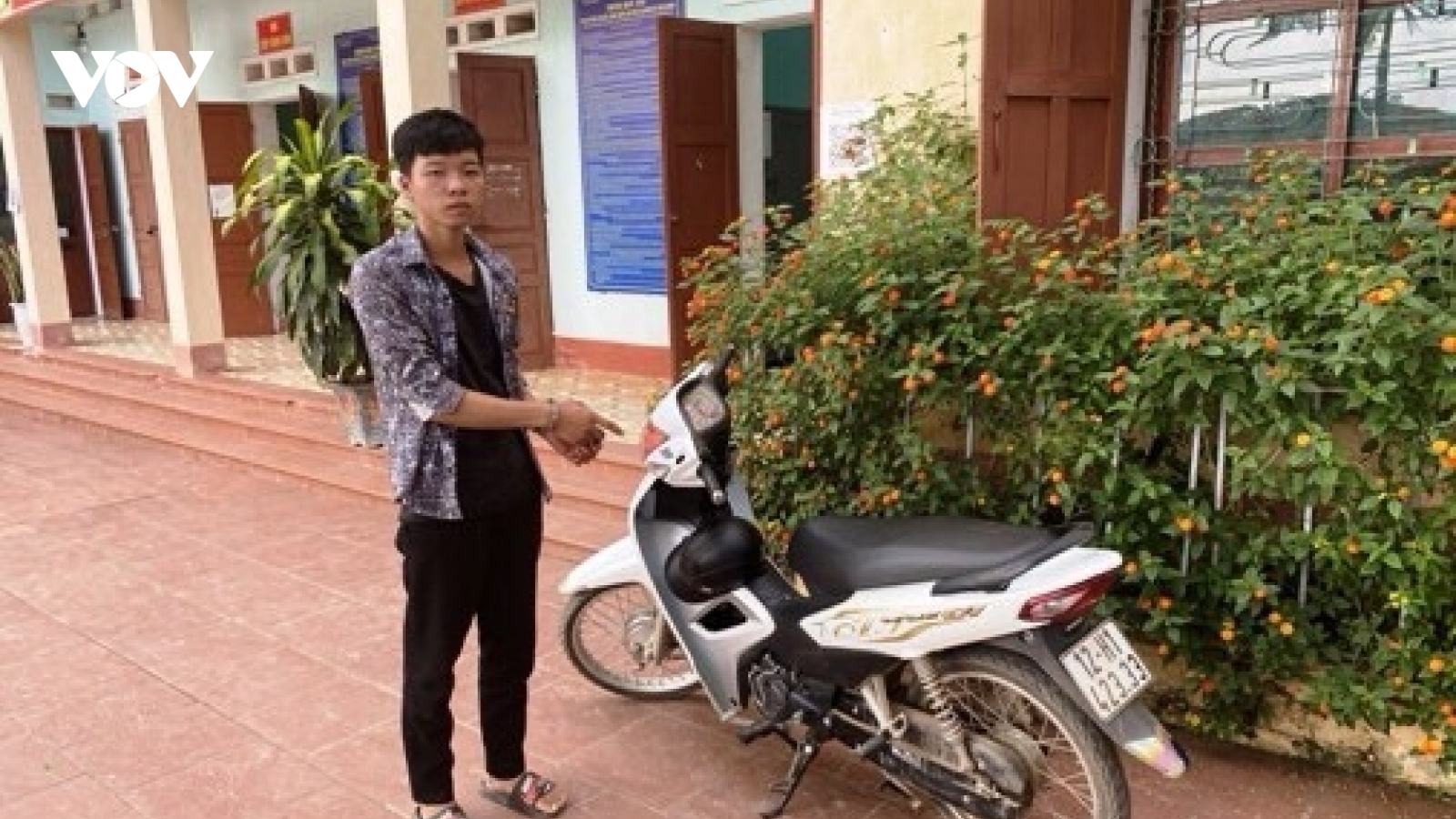 Dùng dao tấn công học sinh để cướp xe máy
