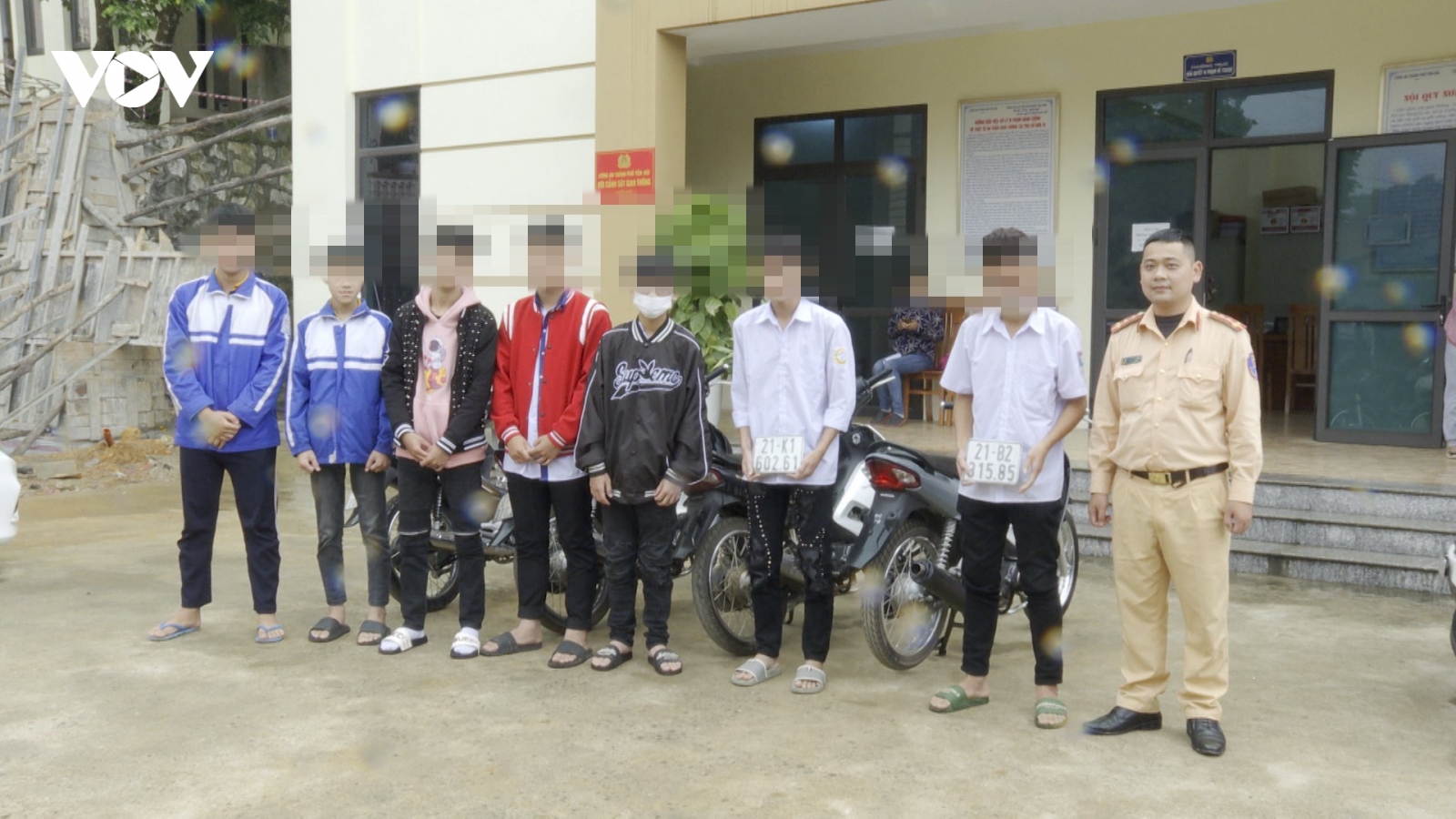Xử phạt 7 học sinh điều khiển xe máy bốc đầu, lạng lách