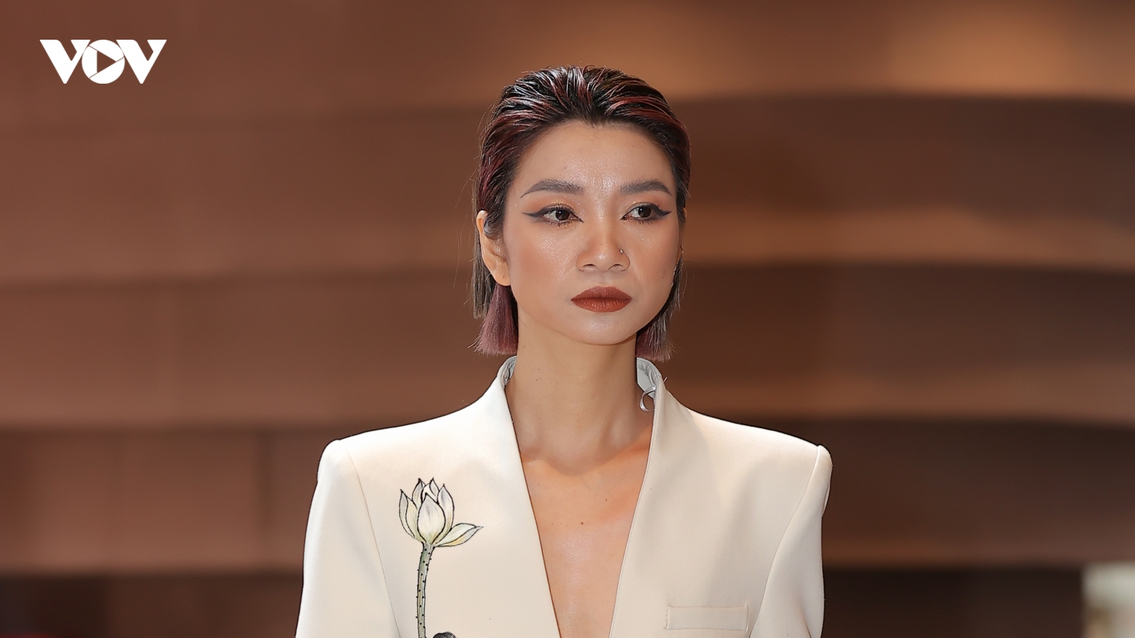 Siêu mẫu Hạ Vy, Andrea Aybar diện thiết kế menswear, sải bước trên sàn diễn