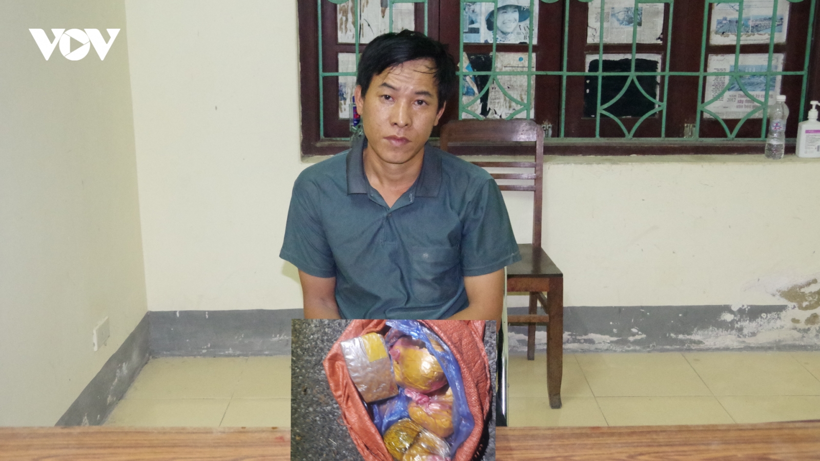 Bắt đối tượng vận chuyển trái phép 1 bánh heroin và 2kg thuốc phiện