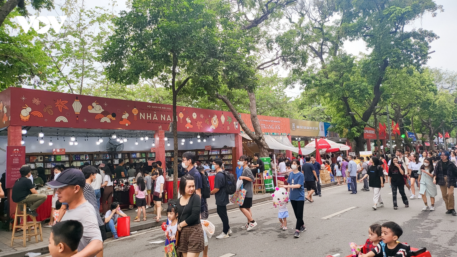Đông đảo người dân đến Hội sách Hà Nội lần thứ VII