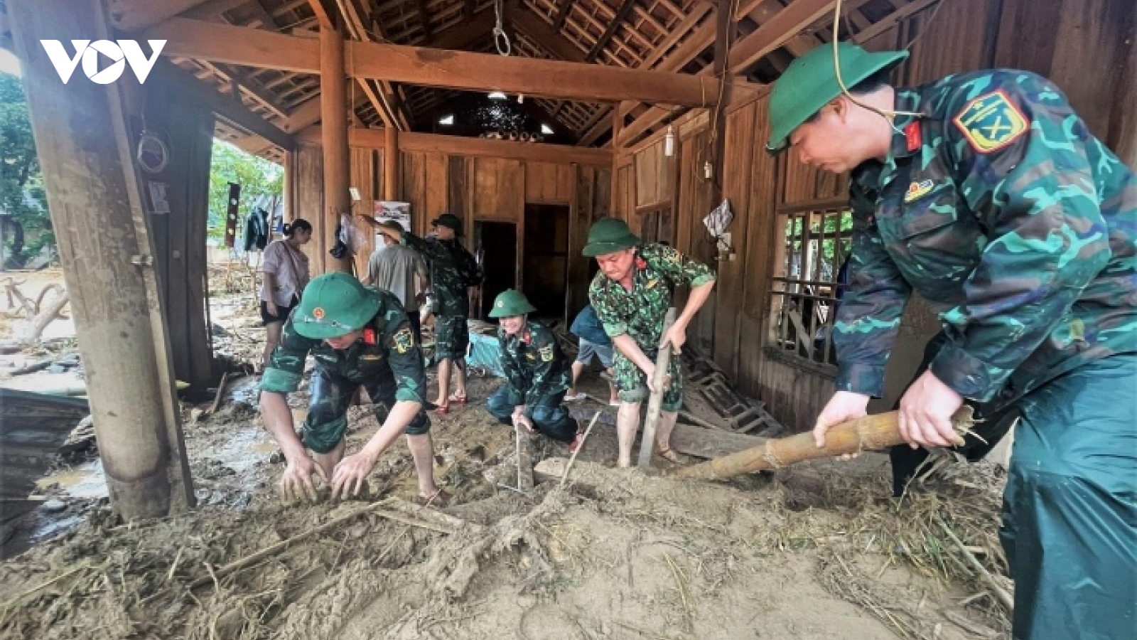 Công an, bộ đội lội biển nước, đào xới bùn đất giúp dân Kỳ Sơn sau lũ dữ
