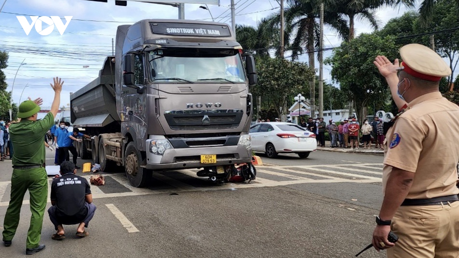 Trên đường đưa cháu đi học, 2 ông cháu tử vong dưới gầm xe tải