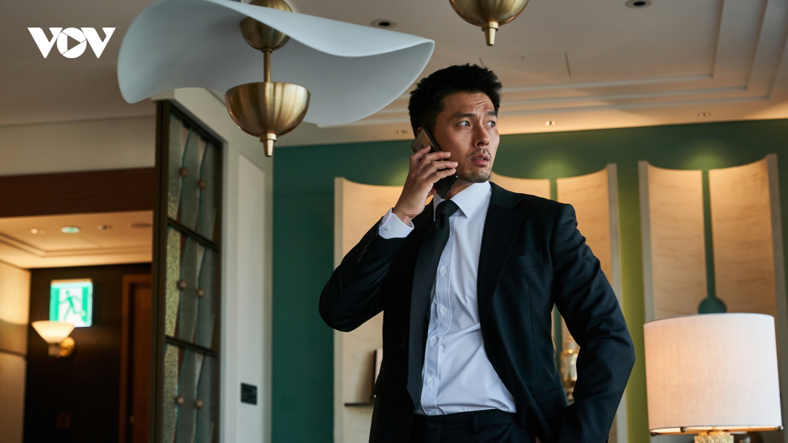 Hyun Bin treo mình trên nóc tòa nhà 40 tầng diễn cảnh hành động