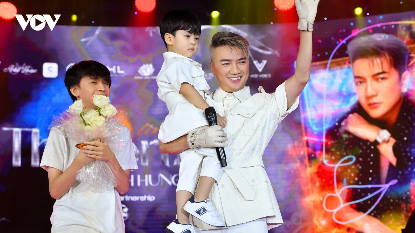 Chuyện showbiz: Đàm Vĩnh Hưng lần đầu công khai con trai ruột 3 tuổi