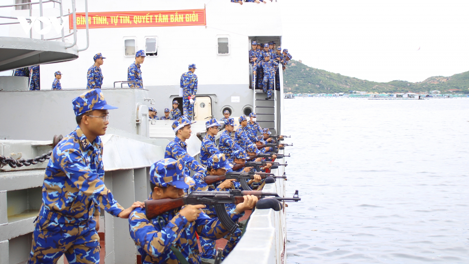 Lữ đoàn 955 kiểm tra bắn đạn thật trên biển