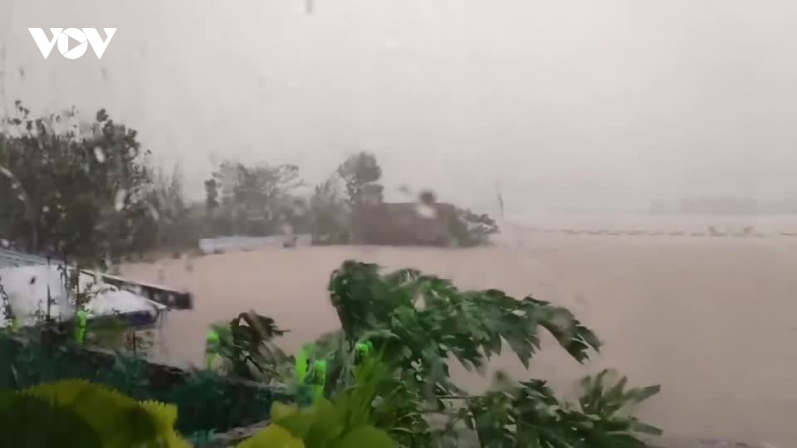 Bão Nesat gây mưa lớn, nhấn chìm nhiều làng mạc ở Philippines