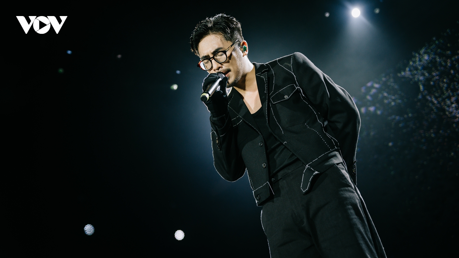 Vũ. rơi nước mắt trong concert "Một vạn năm" đầy cảm xúc tại Hà Nội
