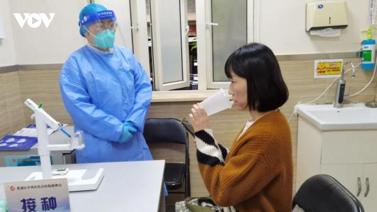 Thành phố đầu tiên của Trung Quốc dùng vaccine Covid-19 dạng hít cho liều tăng cường