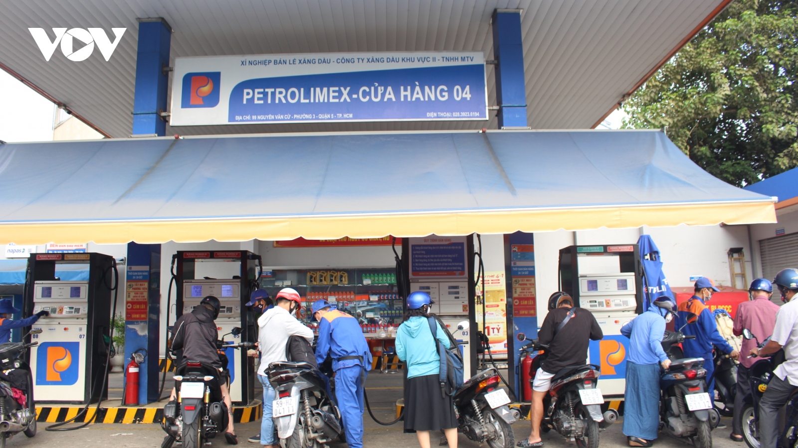 TP.HCM vẫn còn tình trạng thiếu xăng dầu cục bộ ở cửa hàng tư nhân