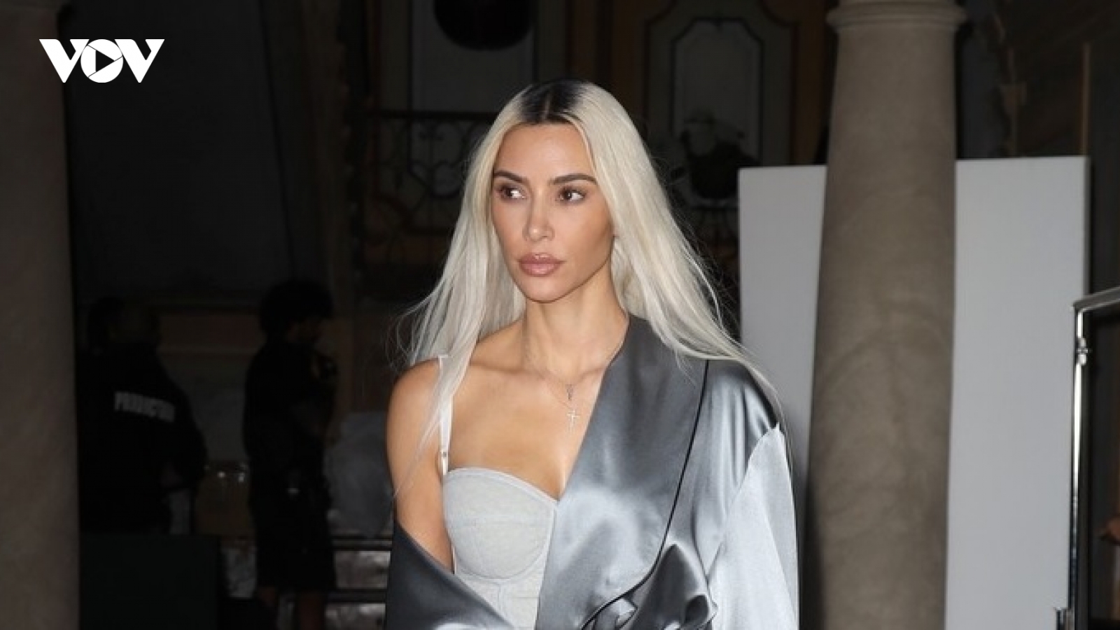 Kim Kardashian nhuộm tóc bạch kim, diện mốt khoe nội y nóng bỏng ra phố