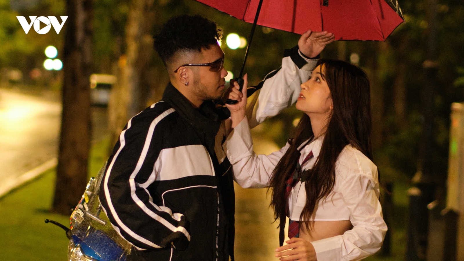 Phúc Du "thả thính" Lê Bống, giới thiệu MV mới theo cách "lầy lội”