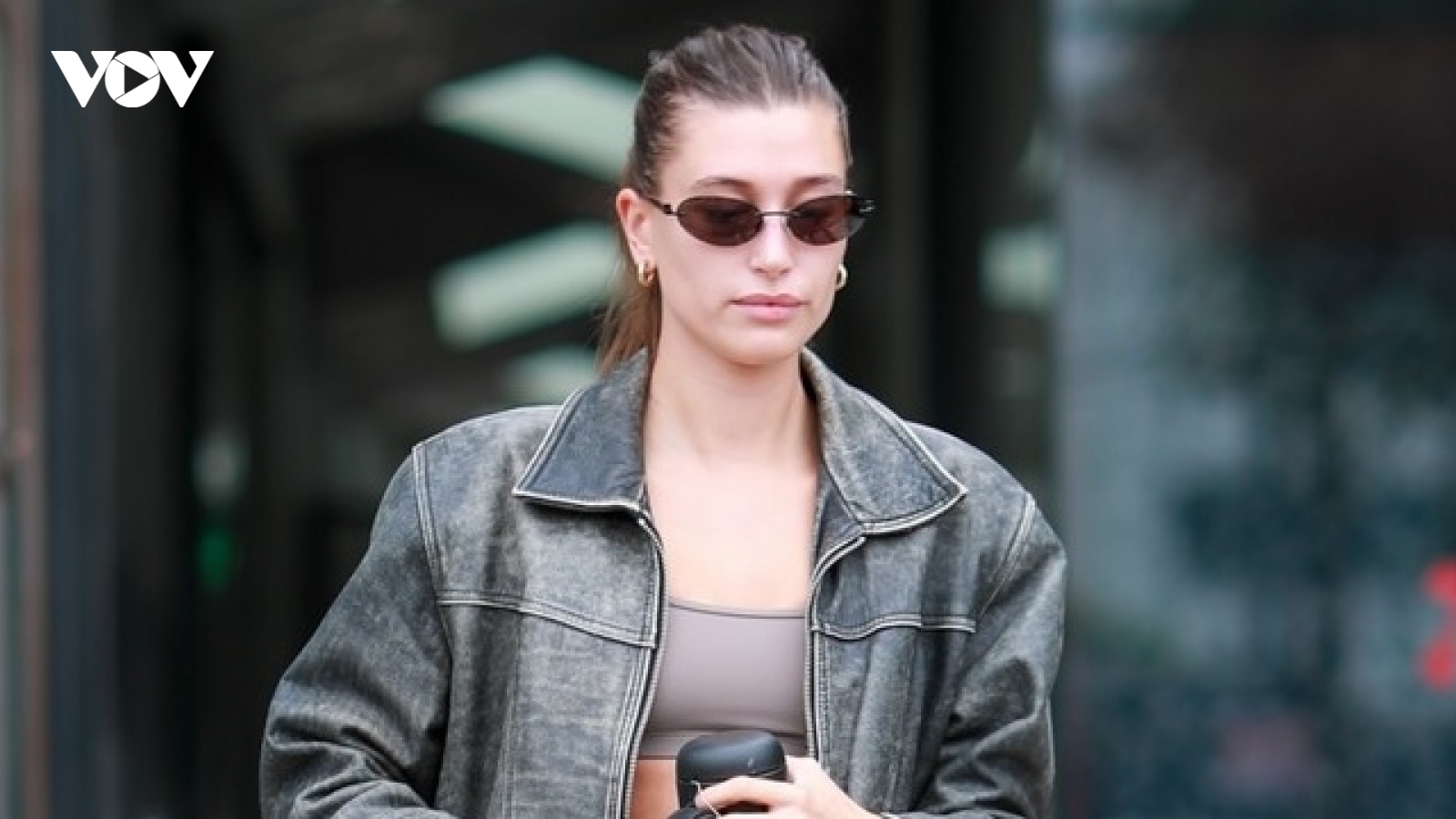 Hailey Baldwin xinh đẹp đi tập Pilates sau loạt ảnh thân thiết bên Selena Gomez
