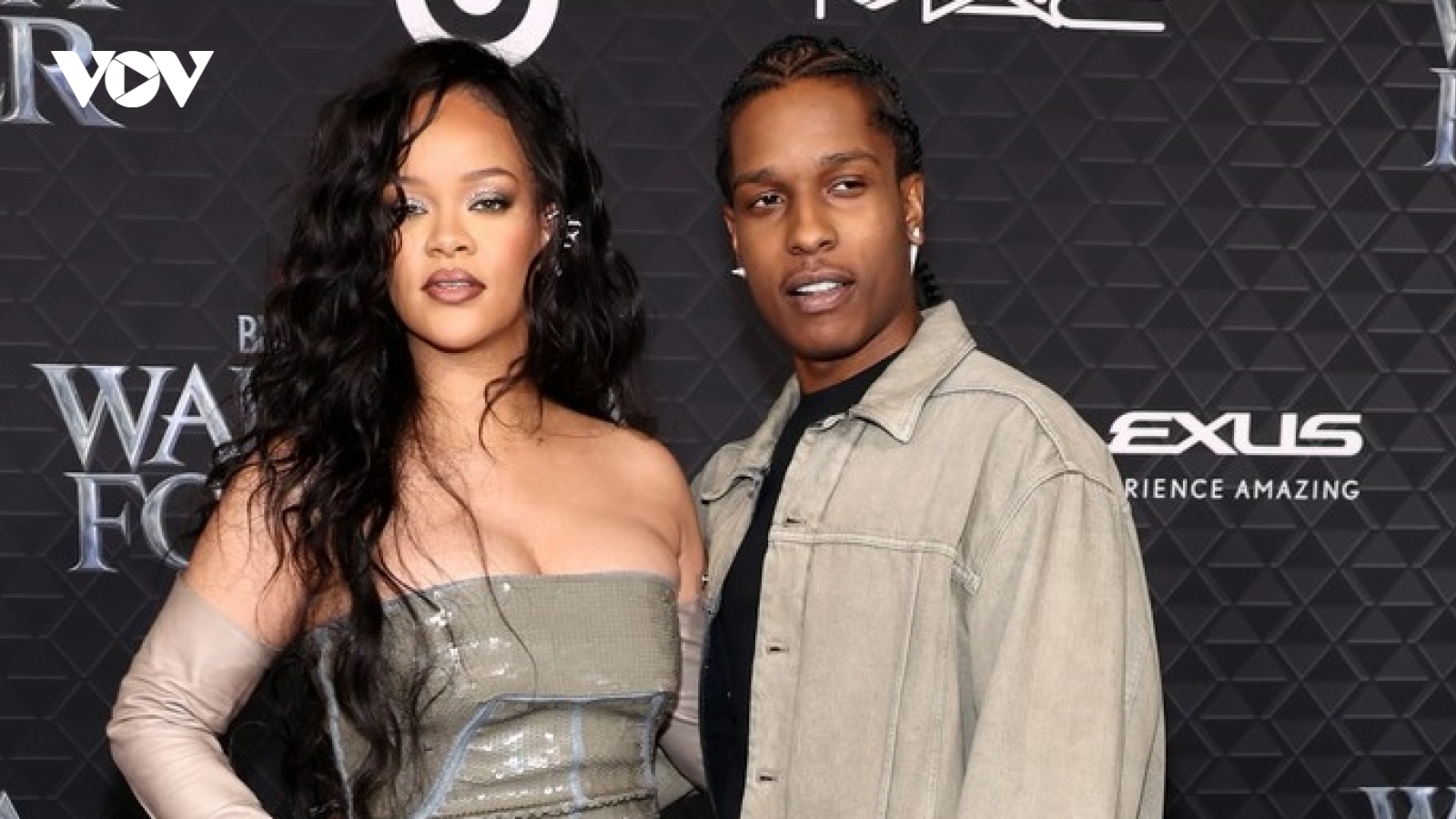 Rihanna lên đồ gợi cảm dự sự kiện cùng bạn trai rapper