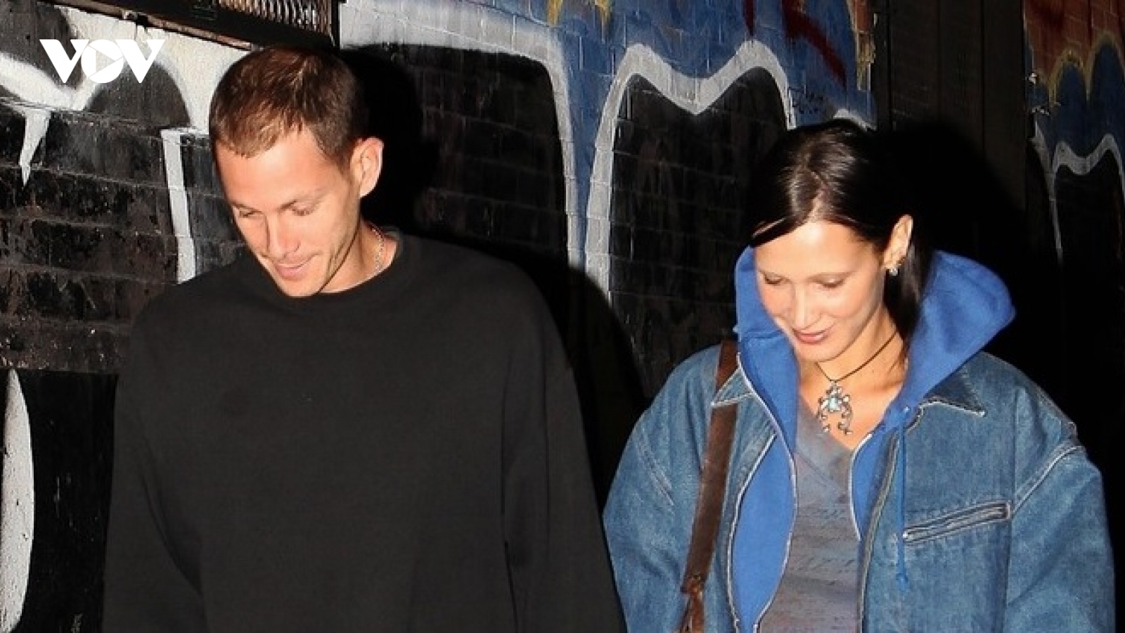Bella Hadid diện đồ denim cá tính, hẹn hò lãng mạn bên bạn trai ở New York