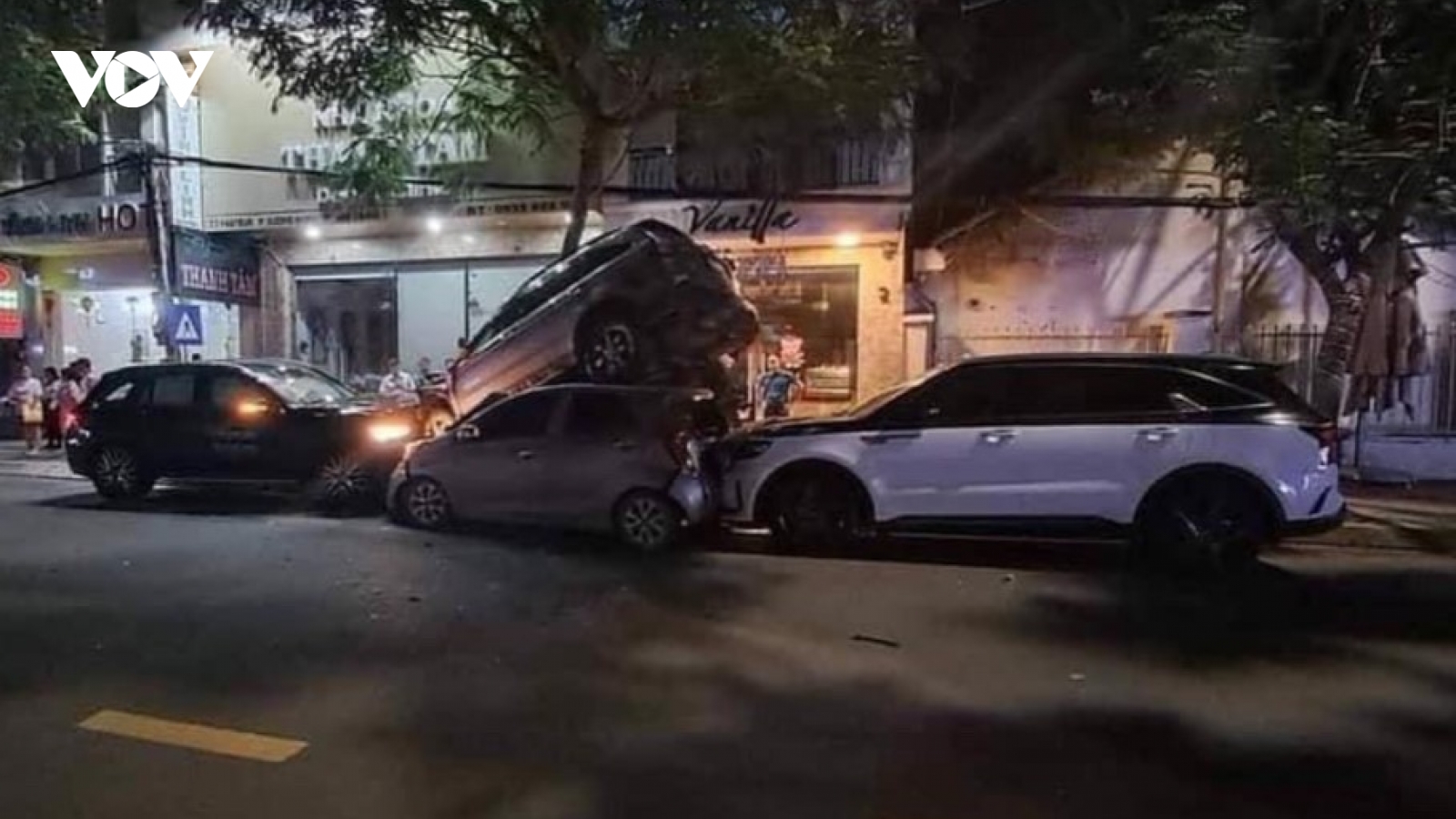 Ô tô chồng lên nhau sau cú tông liên hoàn ở Nha Trang: Công an truy tìm tài xế