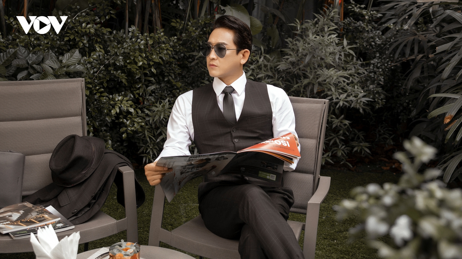 Hứa Vĩ Văn khoe vẻ phong độ tuổi 43 với suit lịch lãm